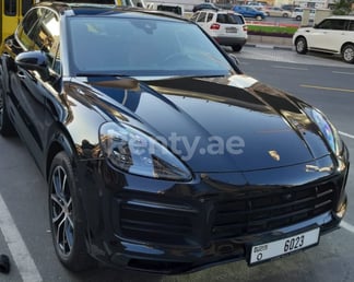 Noir Porsche Cayenne S en location à Abu-Dhabi