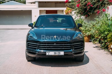 Noir Porsche Cayenne en location à Sharjah 5