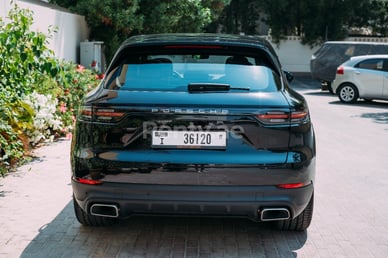 Nero Porsche Cayenne in affitto a Abu-Dhabi 7