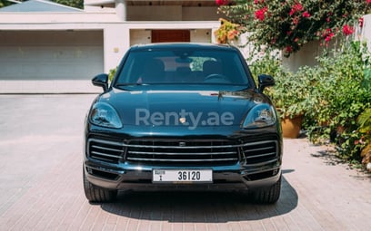 Noir Porsche Cayenne en location à Sharjah