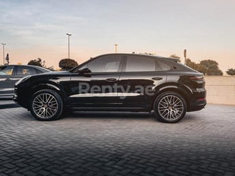 Noir Porsche Cayenne en location à Abu-Dhabi 0