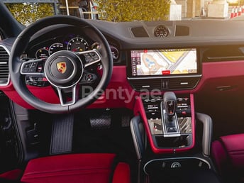 أسود Porsche Cayenne للإيجار في Abu-Dhabi 3