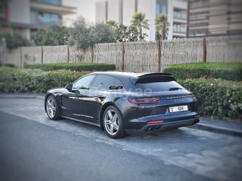 Schwarz Porsche Panamera 4S zur Miete in Dubai 1