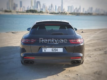 Schwarz Porsche Panamera 4S zur Miete in Dubai 2