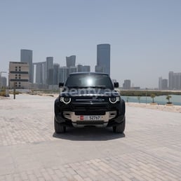 Negro Range Rover Defender en alquiler en Abu-Dhabi 0