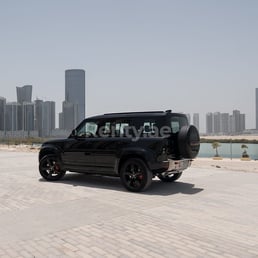 Schwarz Range Rover Defender zur Miete in Dubai 1