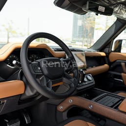 أسود Range Rover Defender للإيجار في Dubai 2