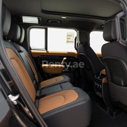 Schwarz Range Rover Defender zur Miete in Sharjah 4