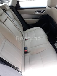 Schwarz Range Rover Velar zur Miete in Dubai 2