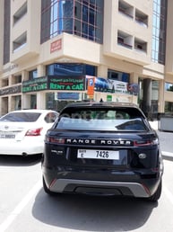 أسود Range Rover Velar للإيجار في Abu-Dhabi 3