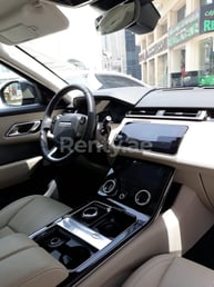 Schwarz Range Rover Velar zur Miete in Dubai 5