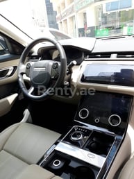 在Abu-Dhabi租赁黑色 Range Rover Velar 8