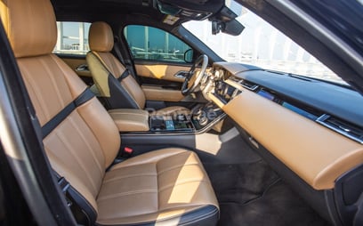 Nero Range Rover Velar in affitto a Dubai 5