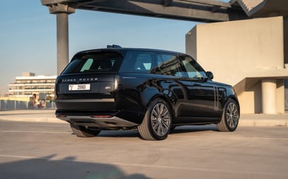 Black Range Rover Vogue HSE for rent in Dubai 2