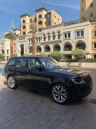 在Dubai租赁黑色 Range Rover Vogue 2