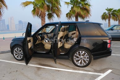 在Dubai租赁黑色 Range Rover Vogue 1