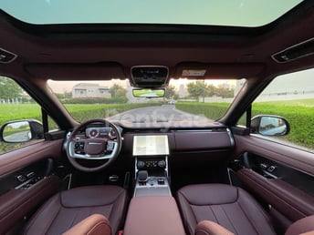 在Sharjah租赁黑色 Range Rover Vogue 3