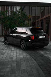 Noir Rolls Royce Cullinan Black Badge en location à Dubai 0