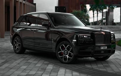 أسود Rolls Royce Cullinan Black Badge للإيجار في Dubai