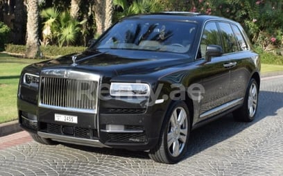 أسود Rolls Royce Cullinan للإيجار في Abu-Dhabi