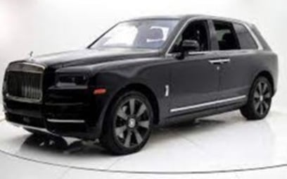 Noir Rolls Royce Cullinan en location à Sharjah