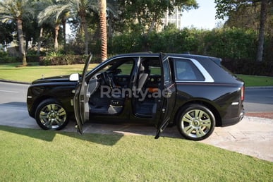 Schwarz Rolls Royce Cullinan zur Miete in Dubai 2