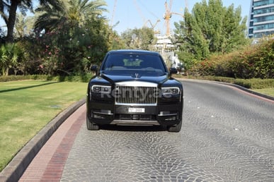 Schwarz Rolls Royce Cullinan zur Miete in Dubai 3