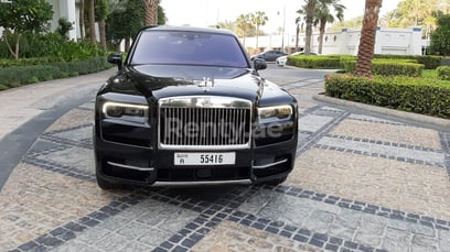 在Sharjah租赁黑色 Rolls Royce Cullinan 2