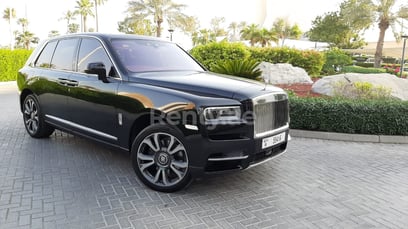 Nero Rolls Royce Cullinan in affitto a Abu-Dhabi 3