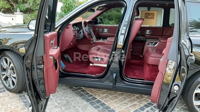 أسود Rolls Royce Cullinan للإيجار في Abu-Dhabi 5