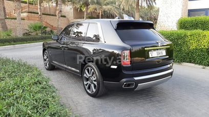 在Dubai租赁黑色 Rolls Royce Cullinan 6