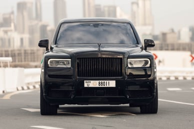 Schwarz Rolls Royce Cullinan zur Miete in Abu-Dhabi 0