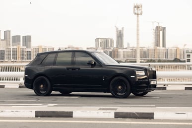 Black Rolls Royce Cullinan for rent in Dubai 1