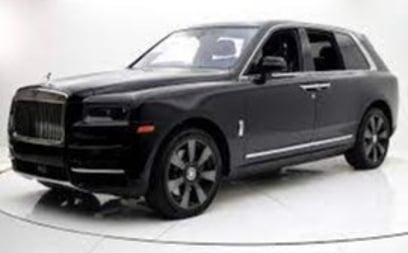 Negro Rolls Royce Cullinan en alquiler en Dubai