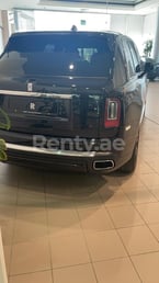 在Sharjah租赁黑色 Rolls Royce Cullinan 2