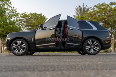 Negro Rolls Royce Cullinan en alquiler en Abu-Dhabi 0