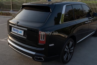 在Dubai租赁黑色 Rolls Royce Cullinan 1