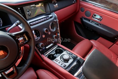 أسود Rolls Royce Cullinan للإيجار في Sharjah 2