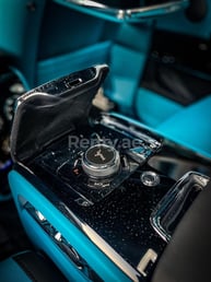 Nero Rolls Royce Cullinan in affitto a Abu-Dhabi 3