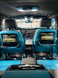 Negro Rolls Royce Cullinan en alquiler en Abu-Dhabi 4