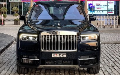 Schwarz Rolls Royce Cullinan zur Miete in Dubai