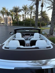 Schwarz Rolls Royce Dawn zur Miete in Abu-Dhabi 4