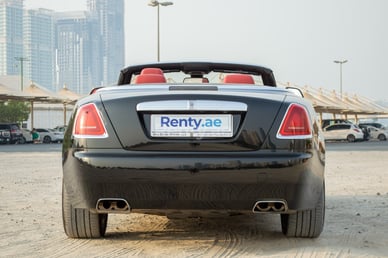 Noir Rolls Royce Dawn en location à Abu-Dhabi 2