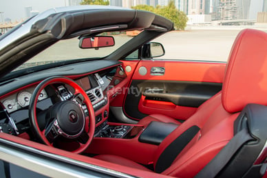 Nero Rolls Royce Dawn in affitto a Abu-Dhabi 3