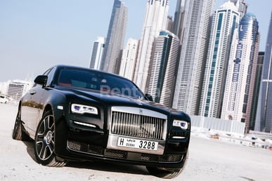 Noir Rolls Royce Ghost en location à Dubai 0