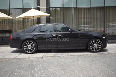 Schwarz Rolls Royce Ghost zur Miete in Sharjah 2