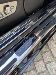 Schwarz Rolls Royce Wraith- BLACK BADGE zur Miete in Abu-Dhabi 3