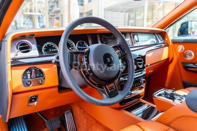 Schwarz Rolls-Royce Phantom zur Miete in Sharjah 2