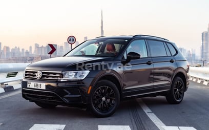 أسود Volkswagen Tiguan للإيجار في Abu-Dhabi