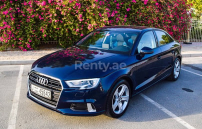 Bleue Audi A3 en location à Sharjah